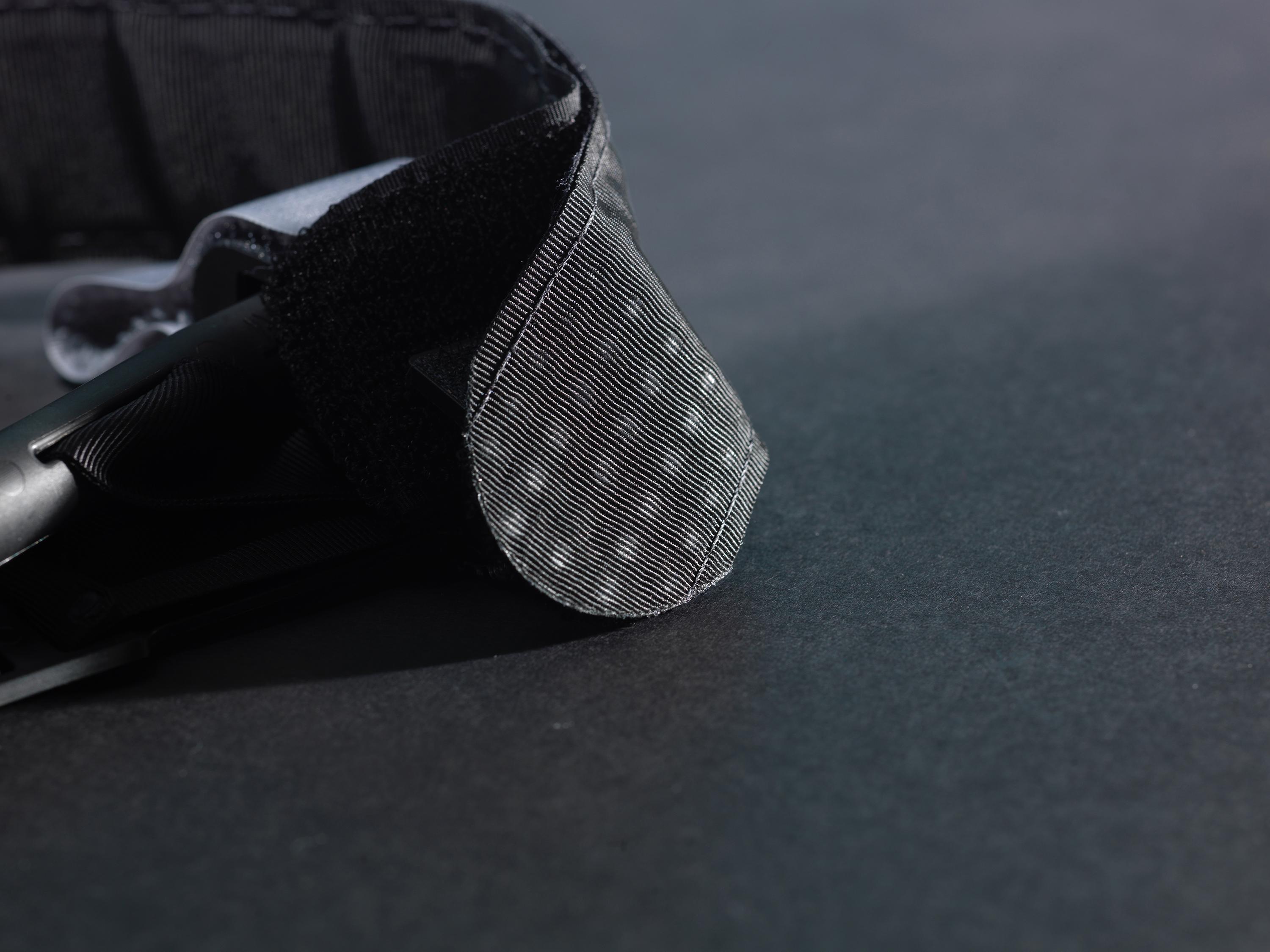 Schwarzes Combat Application Tourniquet® (CAT®) mit individuell verstellbarem Gurt, robustem ergonomischem Knebel und Windesystem in Nahaufnahme.