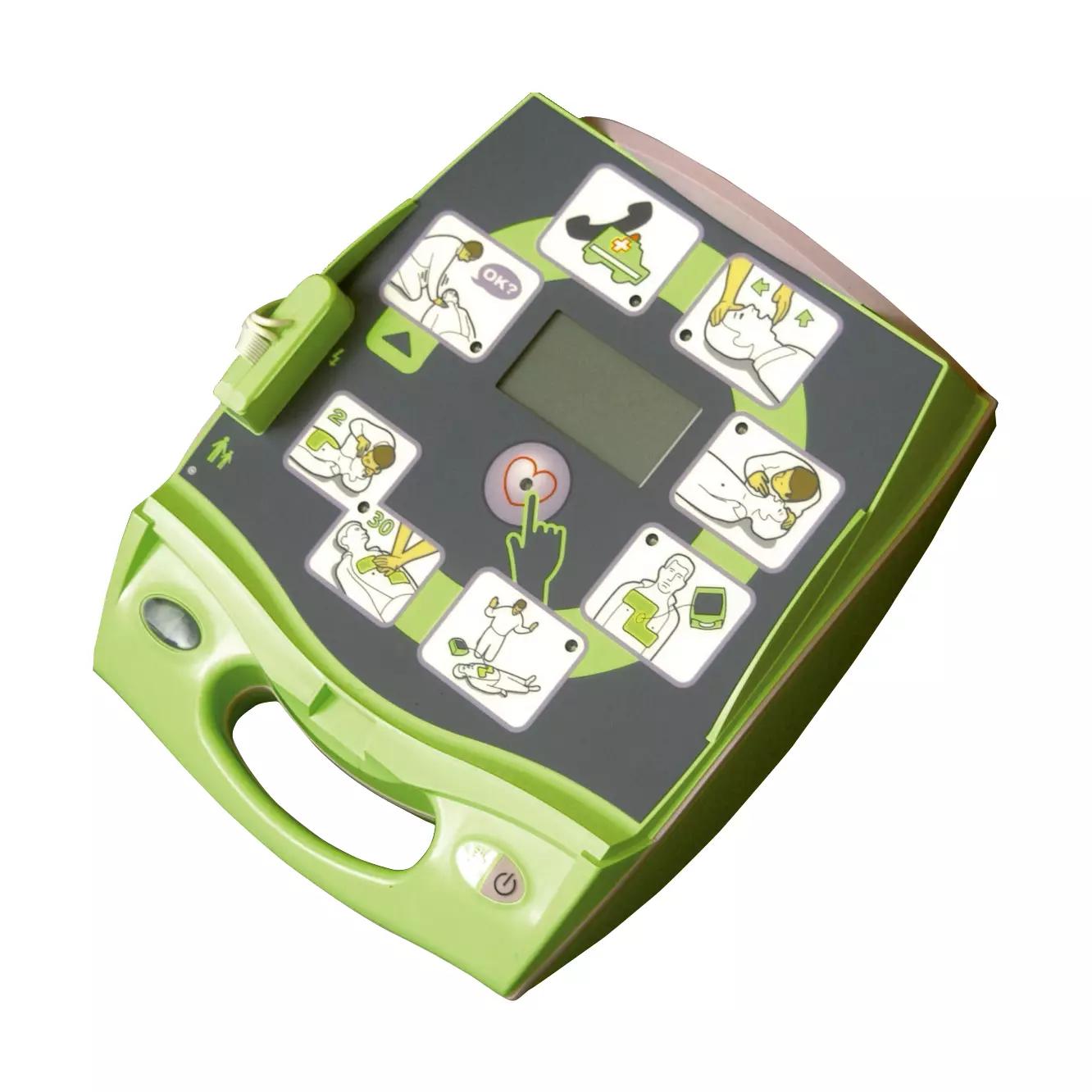 Ein ZOLL AED Plus ohne Zubehör - Halbautomat mit Sprachaufzeichnung zeigt Anleitungen und Illustrationen auf dem Display, grünes Gehäuse, seitlicher Griff.