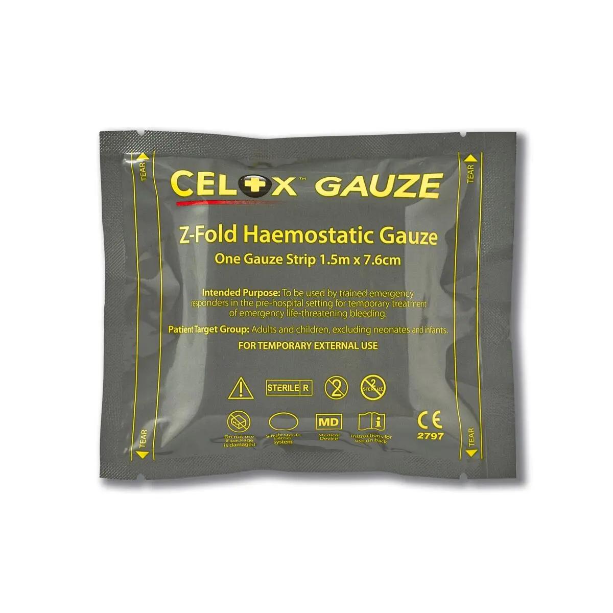 Ein Celox™ Gauze - Hämostatische Gaze für schnelle Blutstillung in leuchtend gelber Verpackung mit CE-Kennzeichnung und Sicherheitssymbolen, schnell blutstillend durch patentierten Chitosan-Wirkstoff.