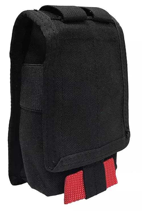 Schwarze Nylon-Tasche mit rotem Zugband am breiten Überschlag, verstellbaren Riemen und robustem, wasserabweisendem Material.