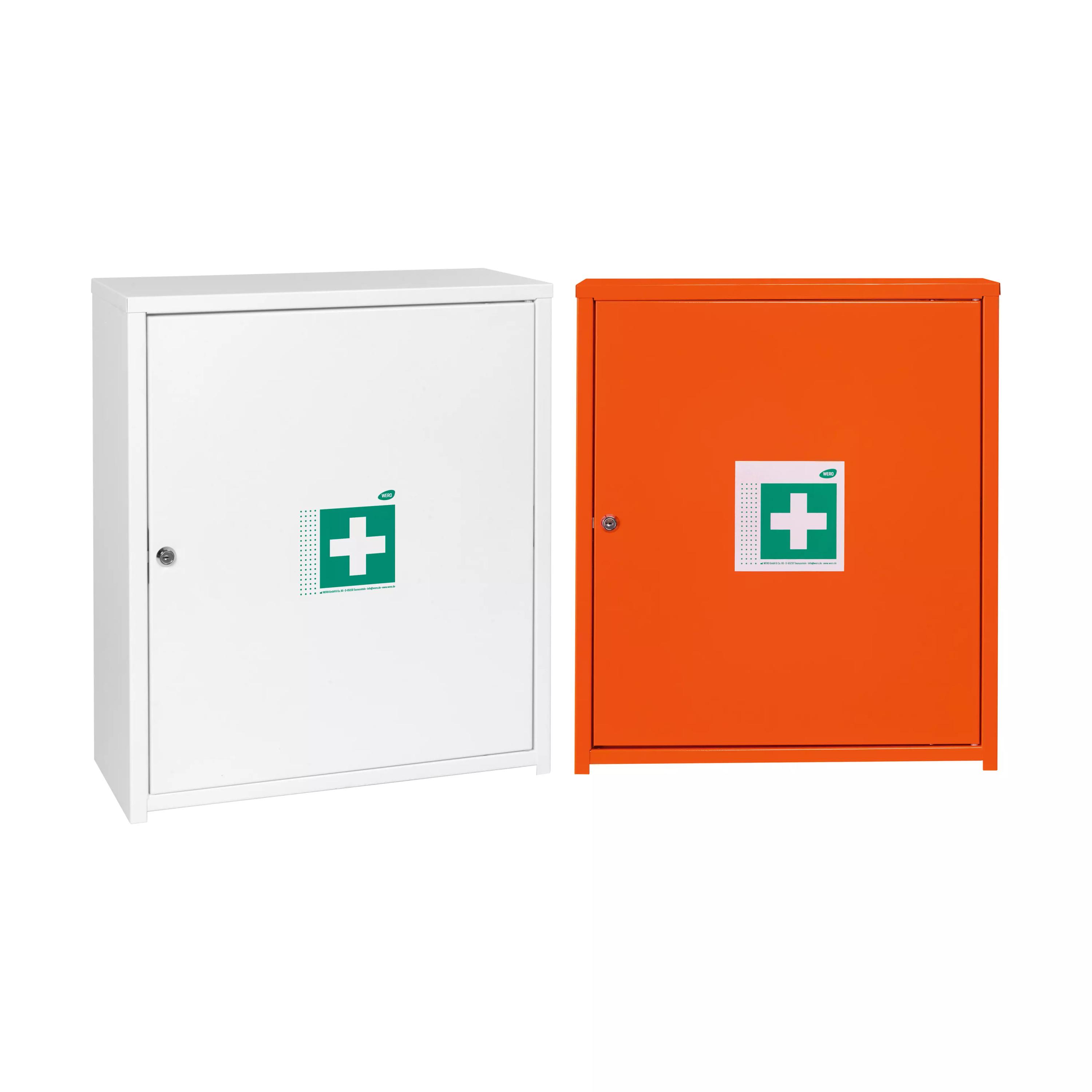Zwei nebeneinander stehende WERO Verbandschrank MaxiDeep 6 / 073 – Weiß, einer mit grünem Erste-Hilfe-Kreuz, Zylinderschloss und verstellbaren Böden.
