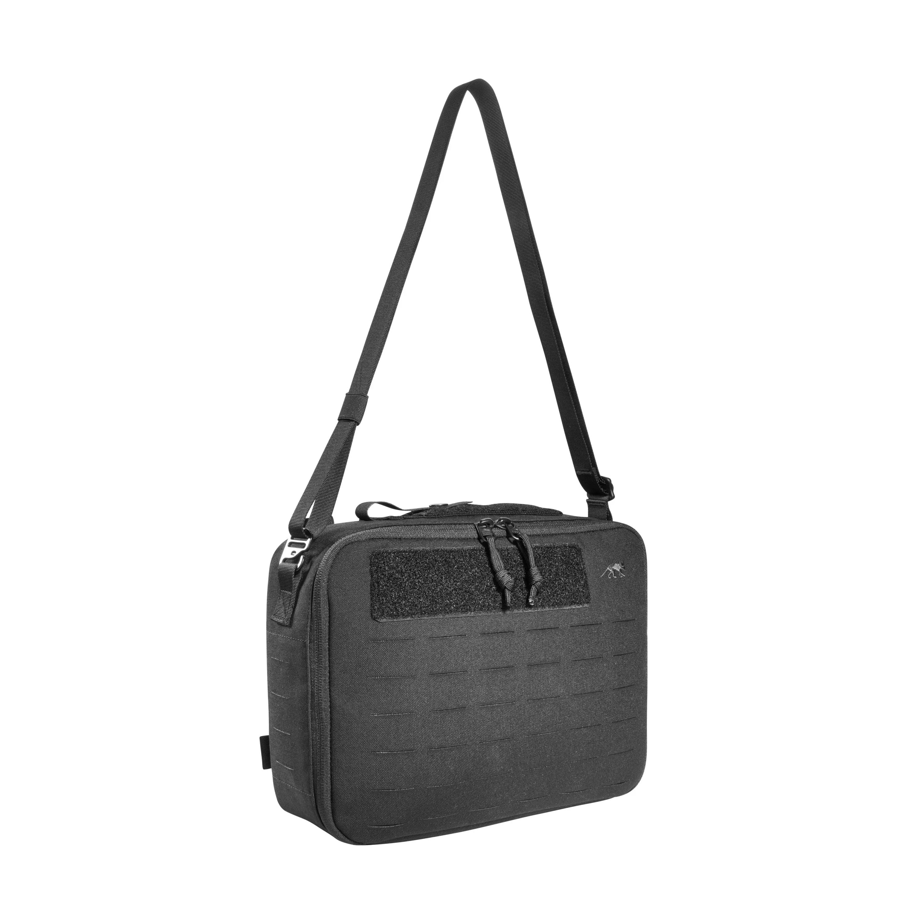 Schwarze TT Modular Support Bag mit abnehmbarer Schultertragegurt, MOLLE-Lasercut auf Front und Seiten sowie vorne sichtbar gepolsterter Struktur.