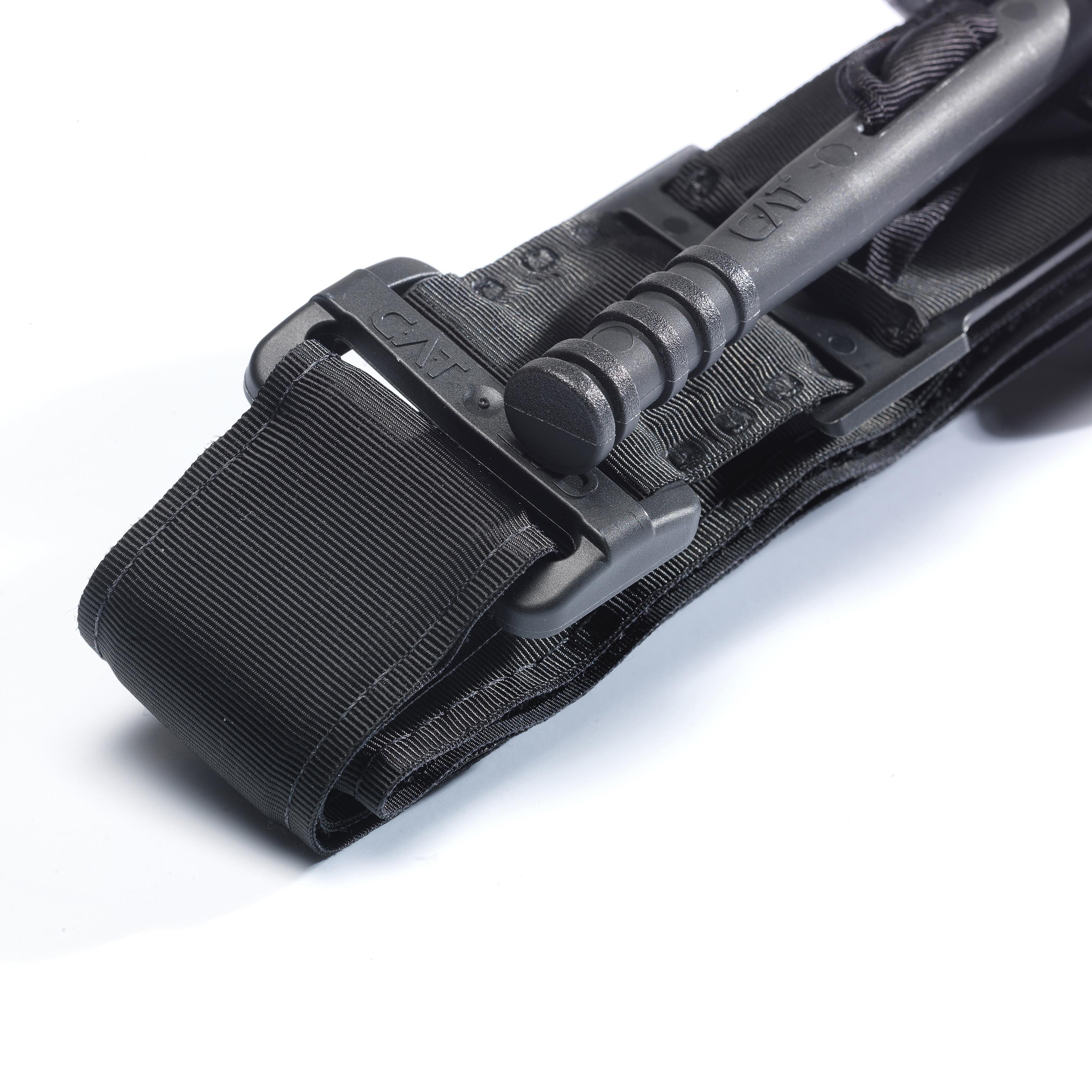 Ein Combat Application Tourniquet® (CAT®), das ORIGINAL - Schwarz, mit verstellbarem Gurt, ergonomischem Knebel und Windesystem zur Blutstillung.