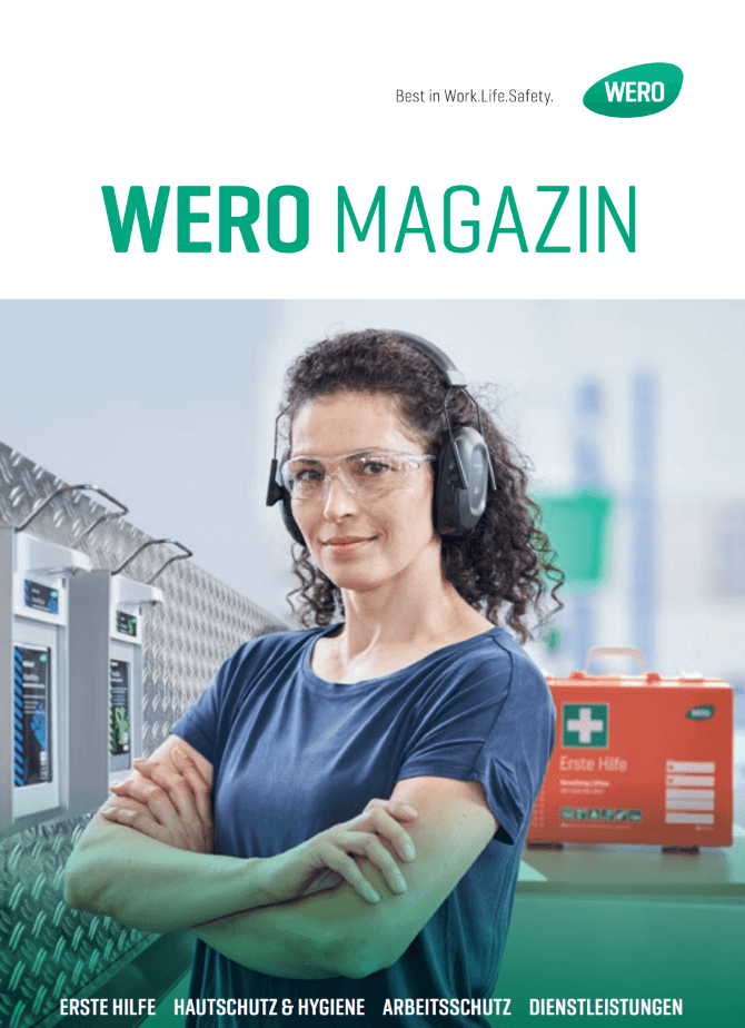 Selbstbewusste Frau mit Schutzbrille und Kopfhörern vor Metallwand, daneben Erste-Hilfe-Kasten und WERO Magazin-Logo
