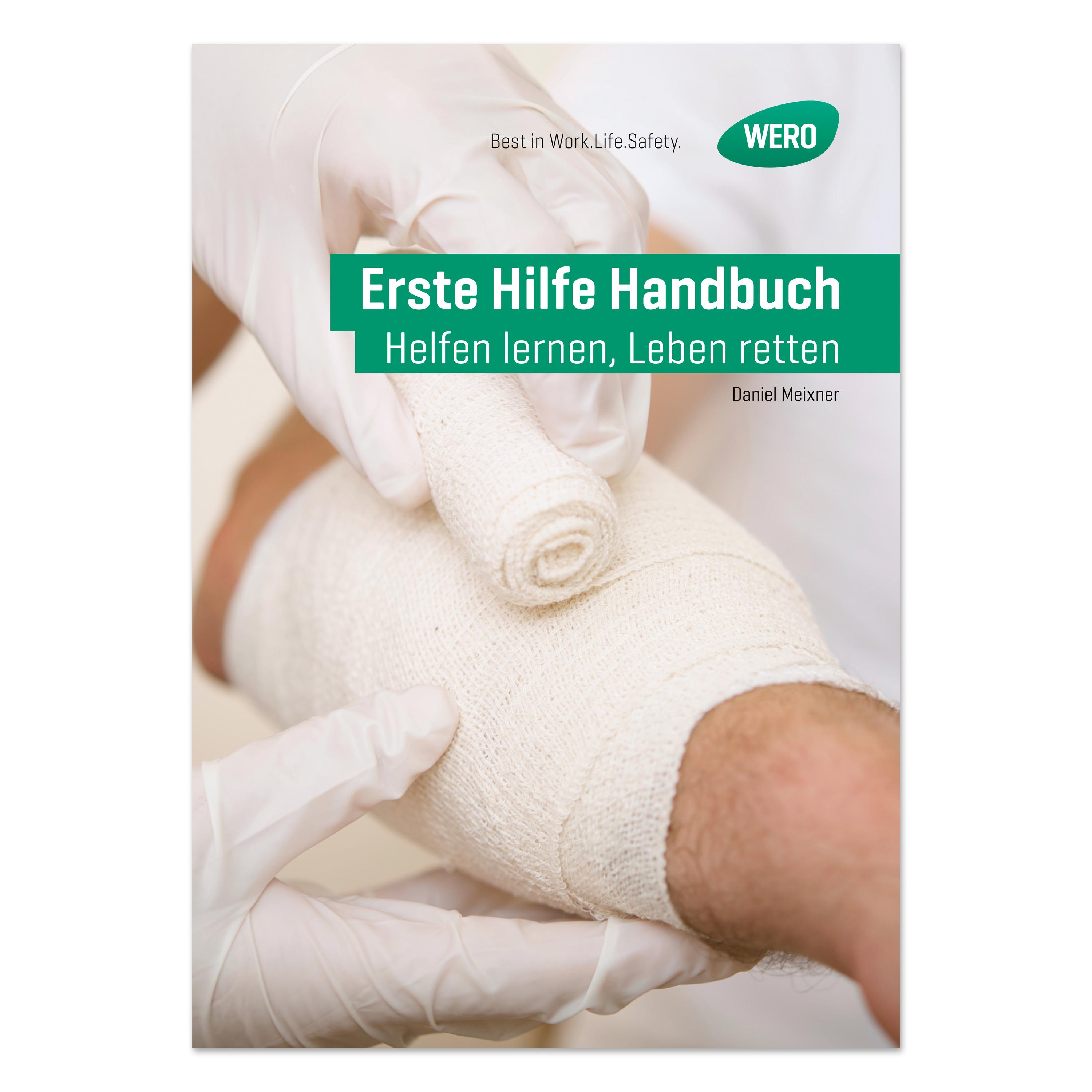 Auf dem Cover des WERO Erste Hilfe Handbuch DIN A5 rollt ein Arzt eine Bandage am Bein eines Patienten, das Buch richtet sich an betriebliche Erste Hilfe.