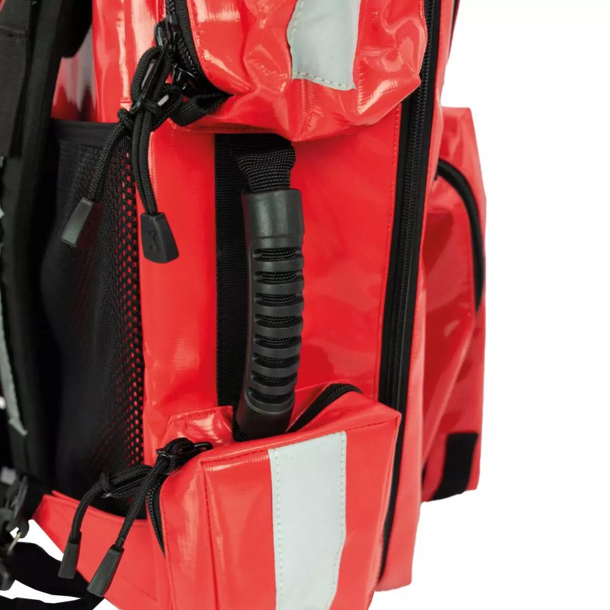 HAN-LIFE Rettungsrucksack PARAMEDIC PLUS aus rotem, PVC-beschichtetem Polyestergewebe mit zwei Fronttaschen, Seitentasche und reflektierenden Streifen.