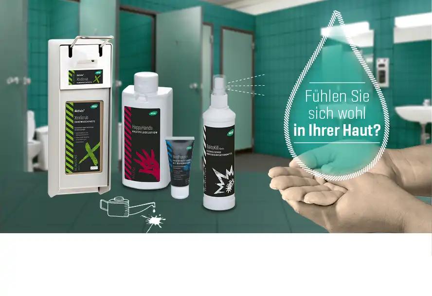 Ein Badezimmer mit blauen Fliesen, mehreren Desinfektions- und Lotionflaschen, eine Hand hält eine Lotionflasche mit sichtbarem Etikett.