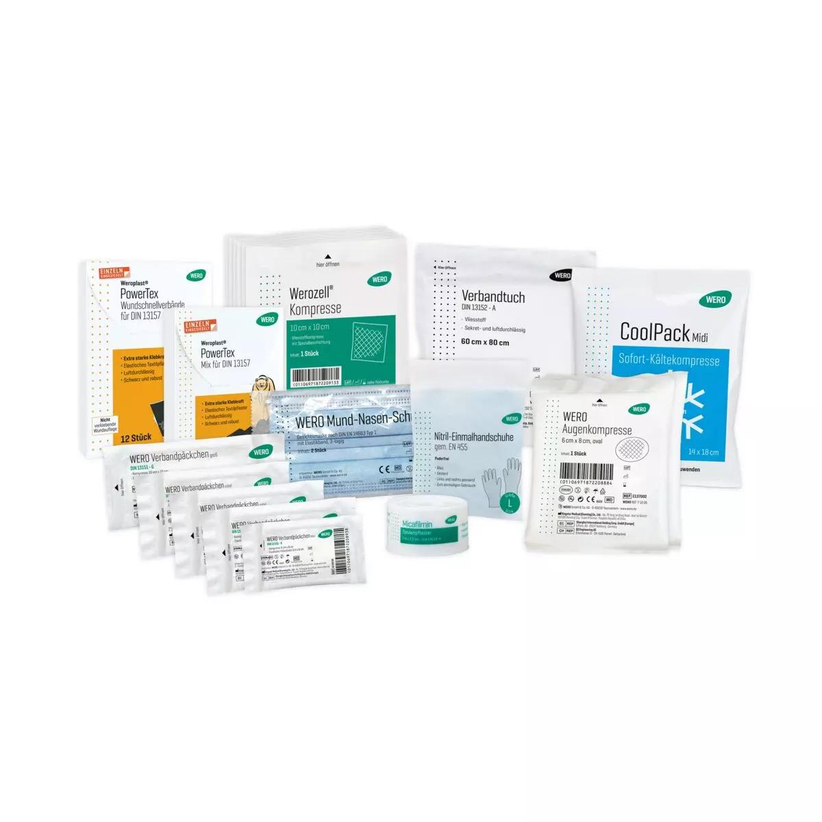 Mehrere Packungen WERO Austausch-Sets DIN 13157 mit Weroplast® PowerTex Pflaster, Bandagen und Kühlpacks liegen übersichtlich nebeneinander.