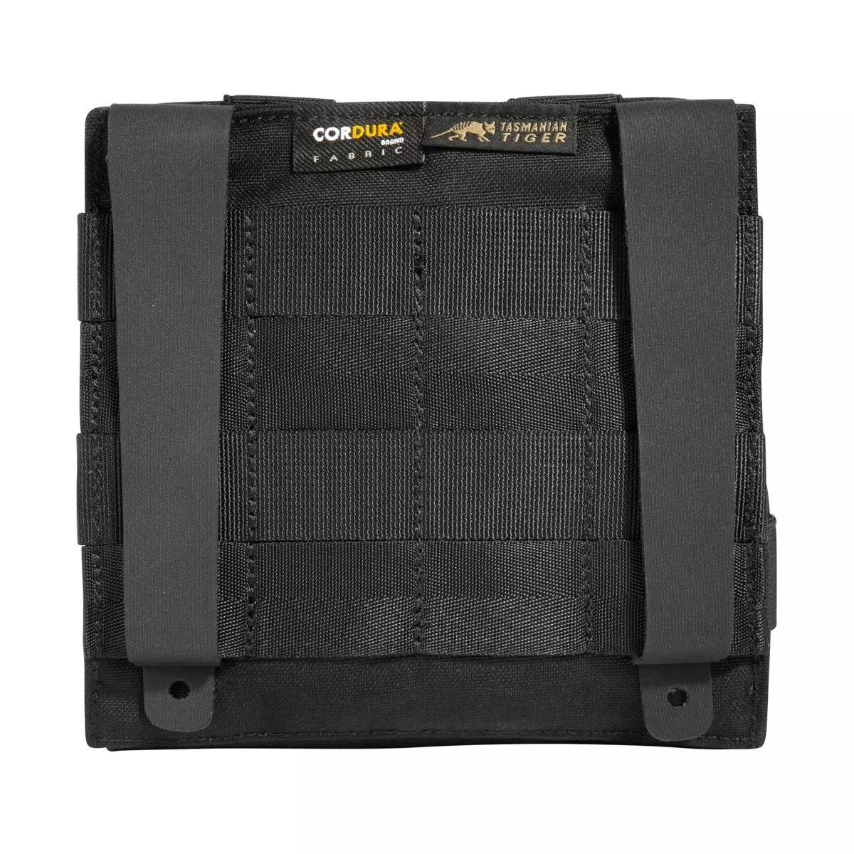 Schwarze TT IFAK Pouch S MKII mit Schnellzugriff, individuell bestückbarem Innenpanel und MOLLE-Reverse-Befestigung, auf weißem Grund liegend.