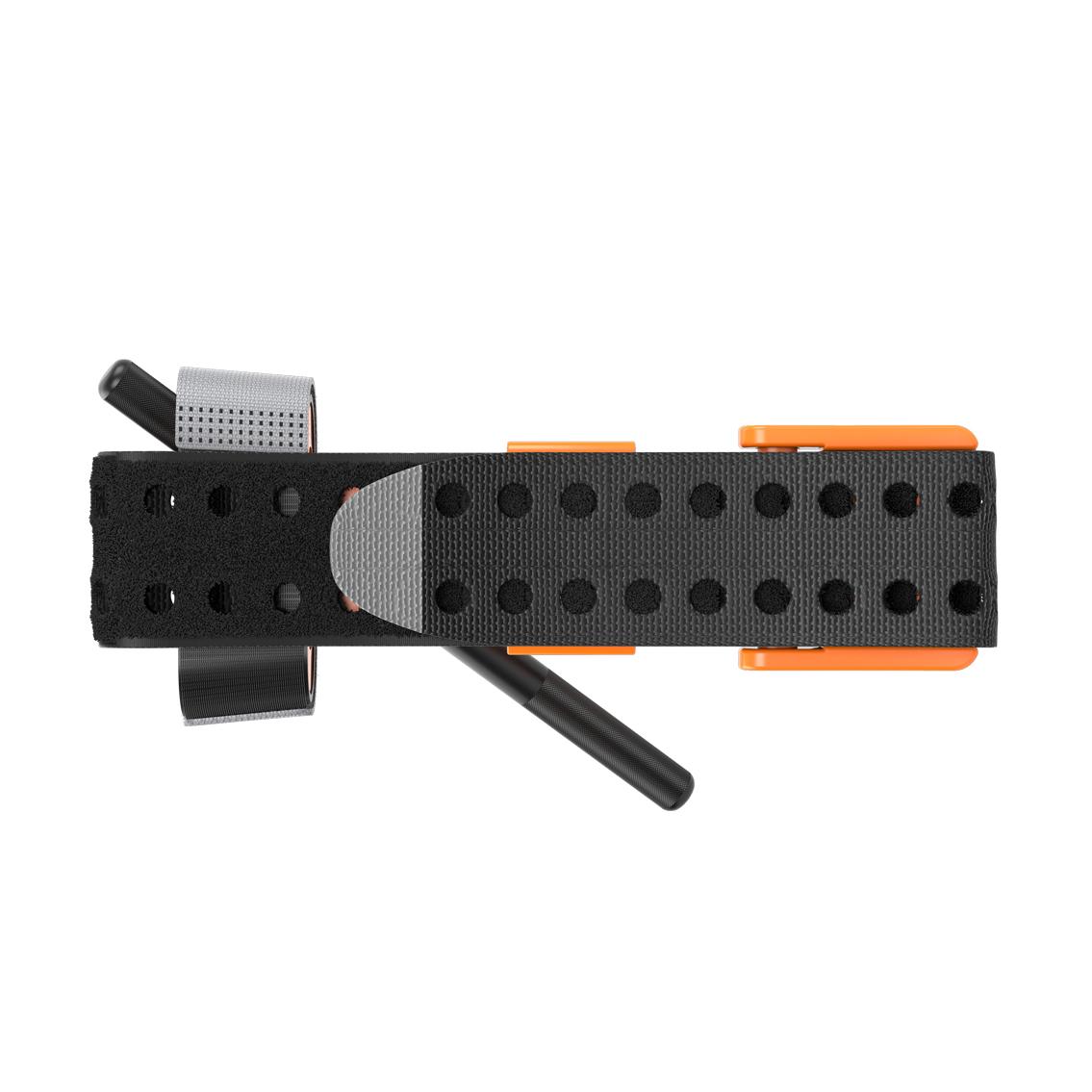 Schwarzes Extremity Tourniquet SAM® XT - Orange mit perforierter, flexibler Platte, orangen C-Haken und grauem, verstellbarem Gurt zur Blutstillung.