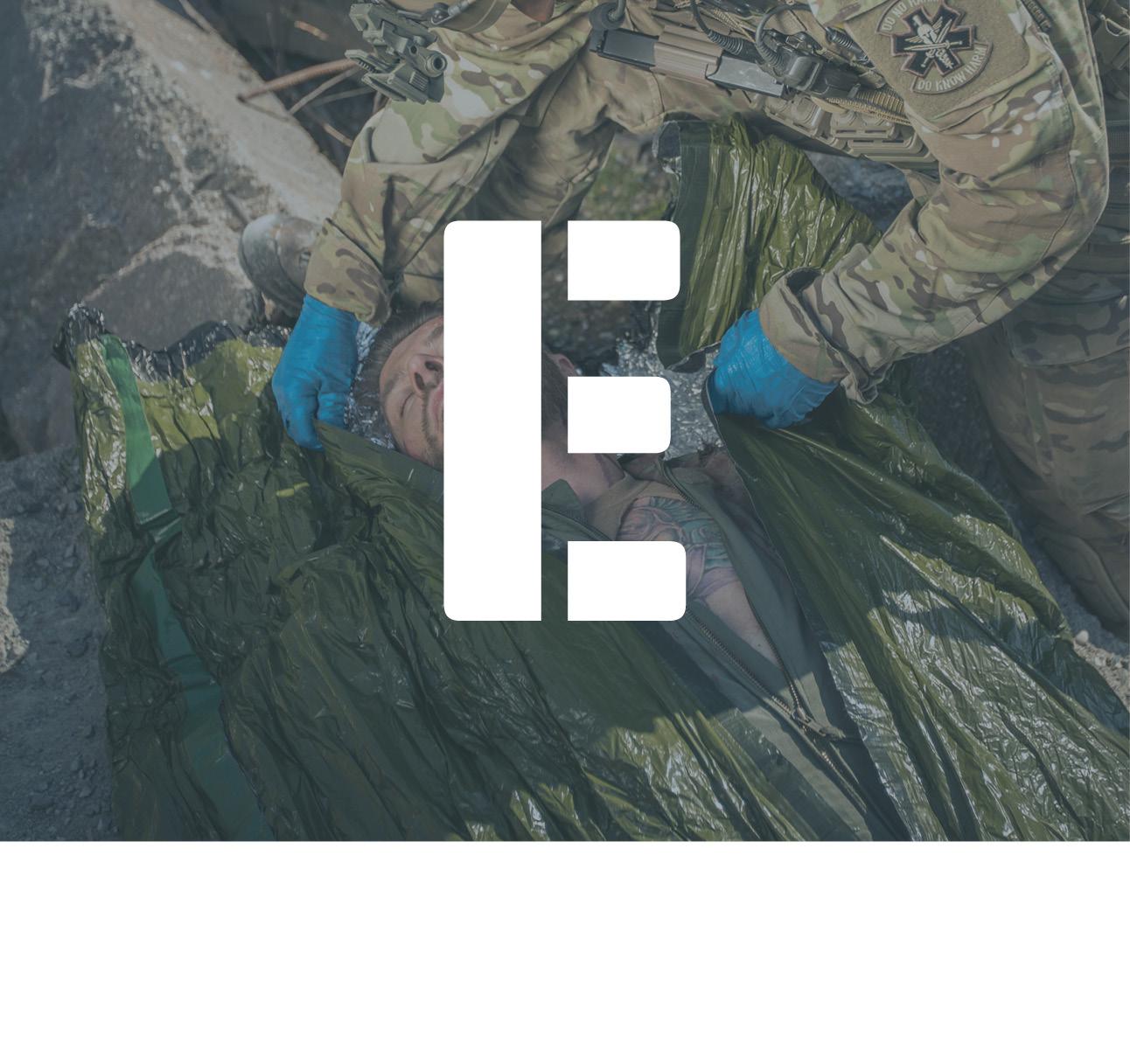 Im Hintergrund wird ein Patient vor der Auskühlung geschützt. Im Vordergrund sieht man ein großes weißes "E".