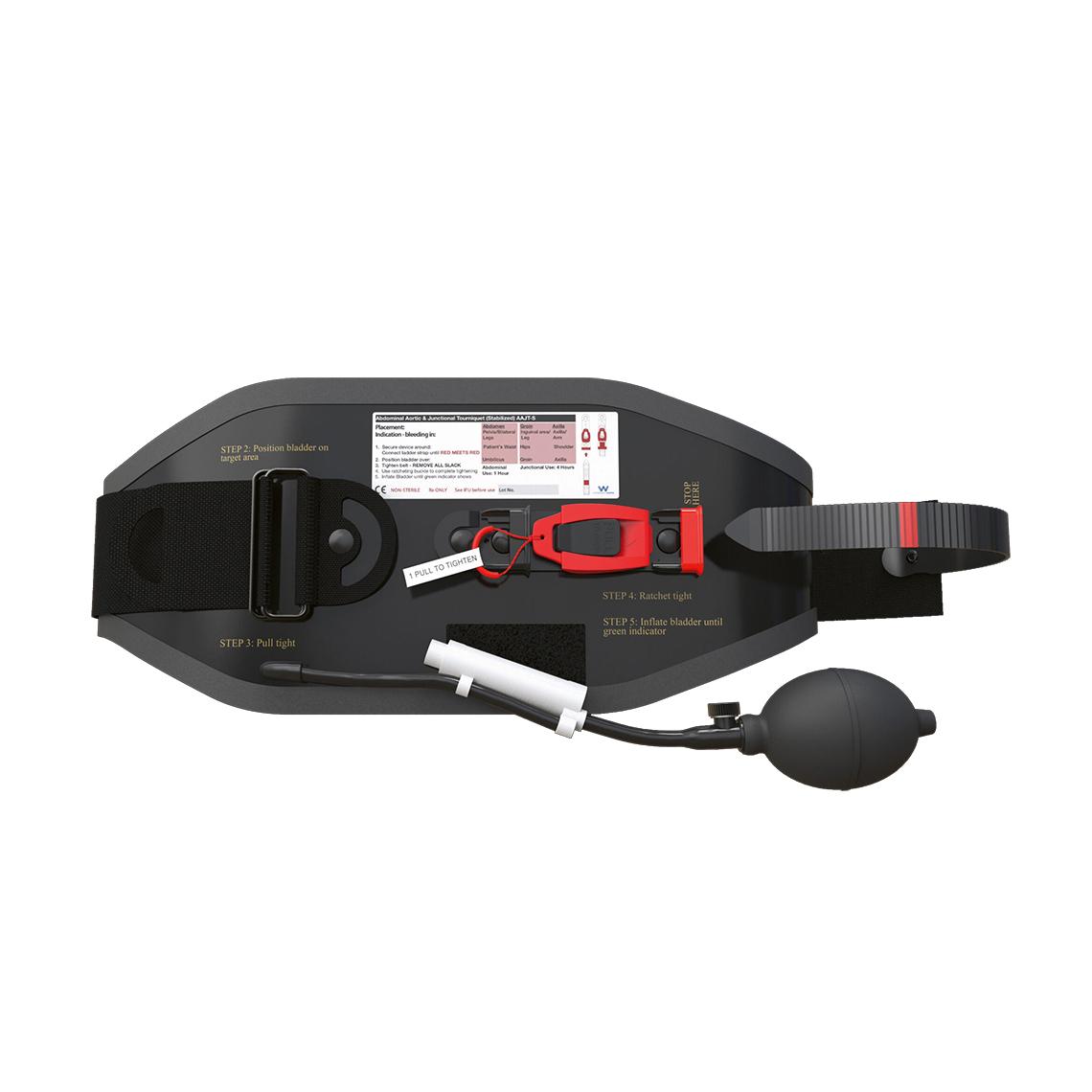 Das DEMO Einheit Abdominal Aortic & Junctional Tourniquet-Stabilized (AAJT-S) zeigt eine schwarze Trainingsmanschette mit rotem Griff, schwarzem Pumpball und Druckanzeige.