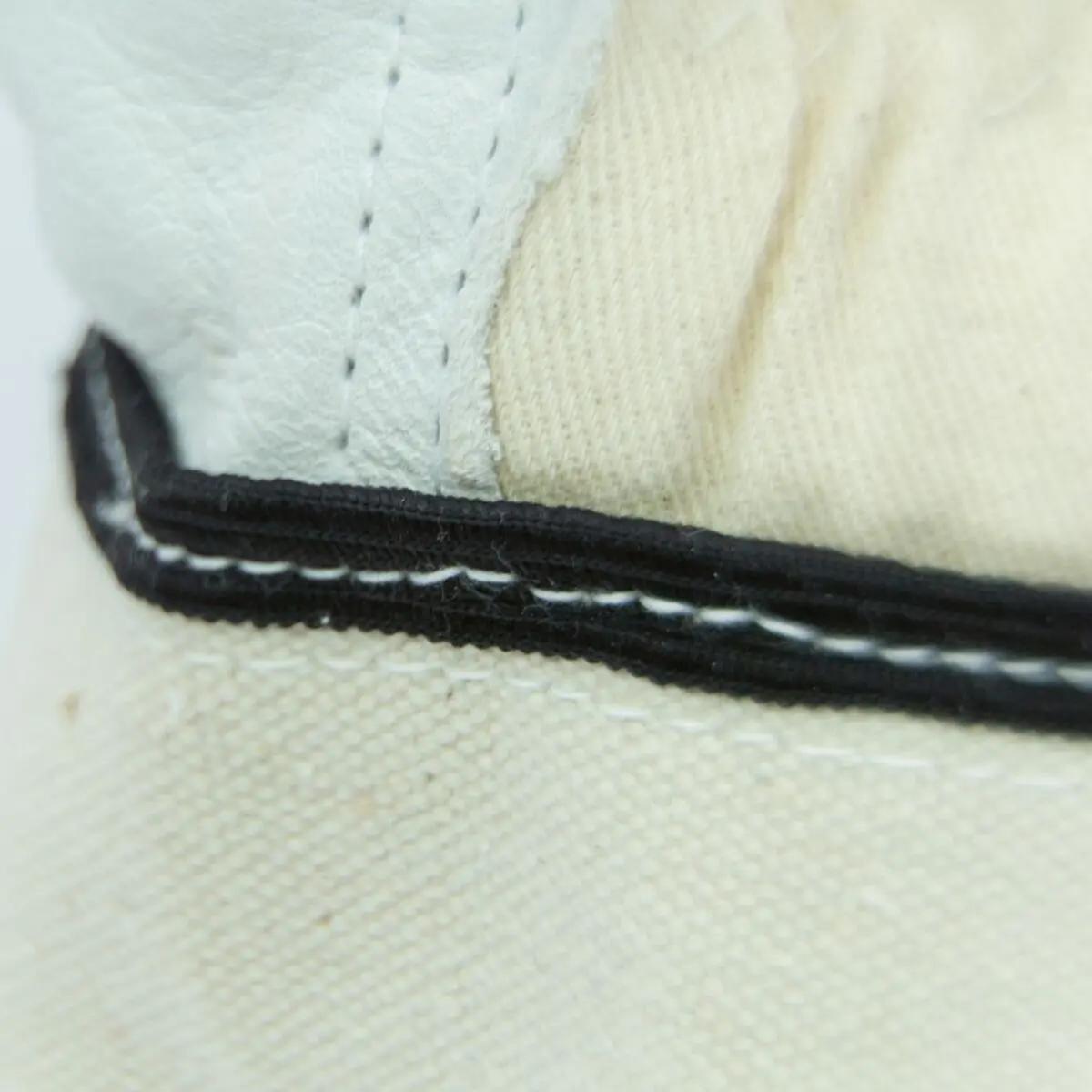 Nahaufnahme eines Lederhandschuh WERO Orlando mit kontrastierend schwarzem Handgelenkriemen, strapazierfähigem Rindnarbenleder und sichtbaren Nähten.