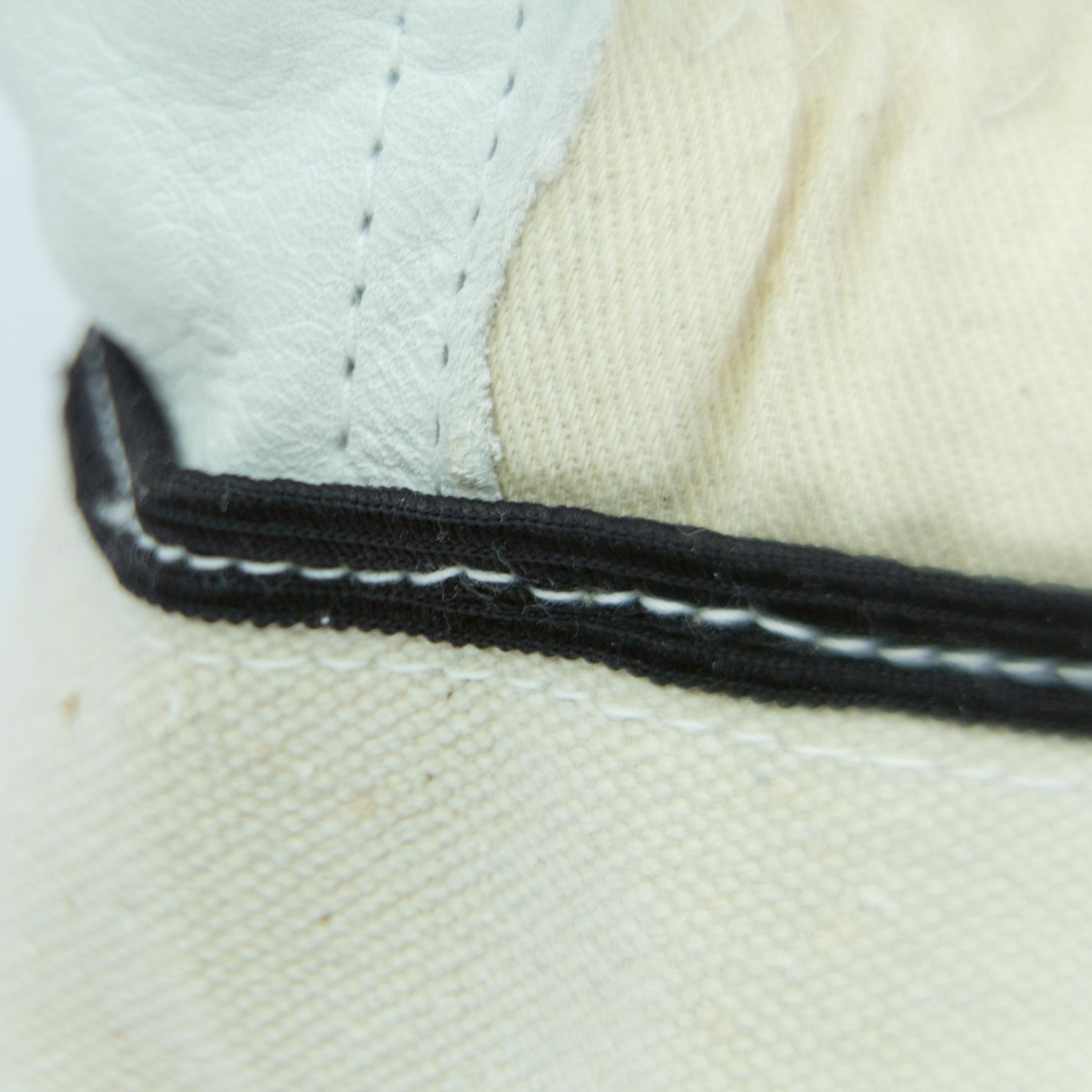 Nahaufnahme eines Lederhandschuh WERO Orlando mit kontrastierend schwarzem Handgelenkriemen, strapazierfähigem Rindnarbenleder und sichtbaren Nähten.