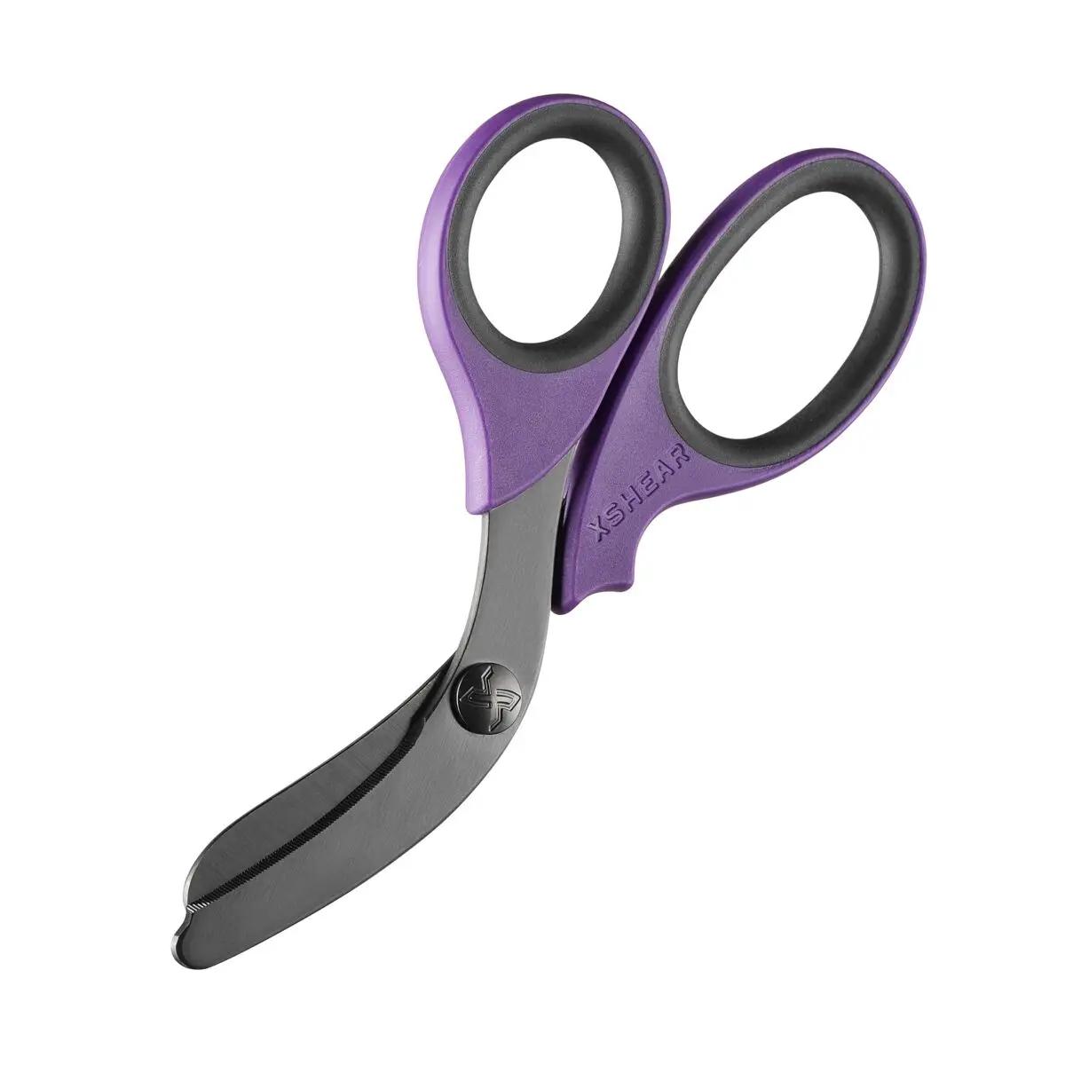 Traumaschere XSHEAR® - Violett mit gehärteten, schwarz beschichteten Edelstahlklingen, patentierter stumpfer Spitze und gebogenem Design.