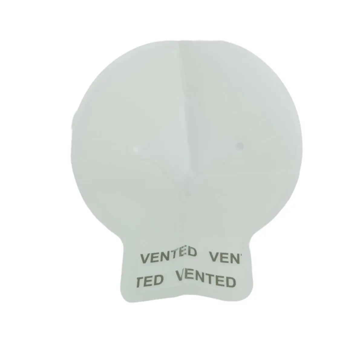 Ein einzelnes Beacon™ Chest Seal - vented, 1 Stk mit schwarzem Aufdruck und 4 sichtbaren Entlüftungskanälen liegt auf weißem Untergrund.