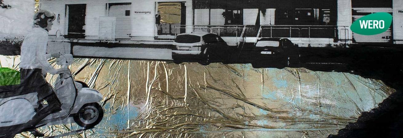 Collage mit Schwarzweißfotos einer Frau auf einem Roller, Autos im Parkplatz, Gebäuden und einer strukturierten, blau-goldenen Metallfläche.