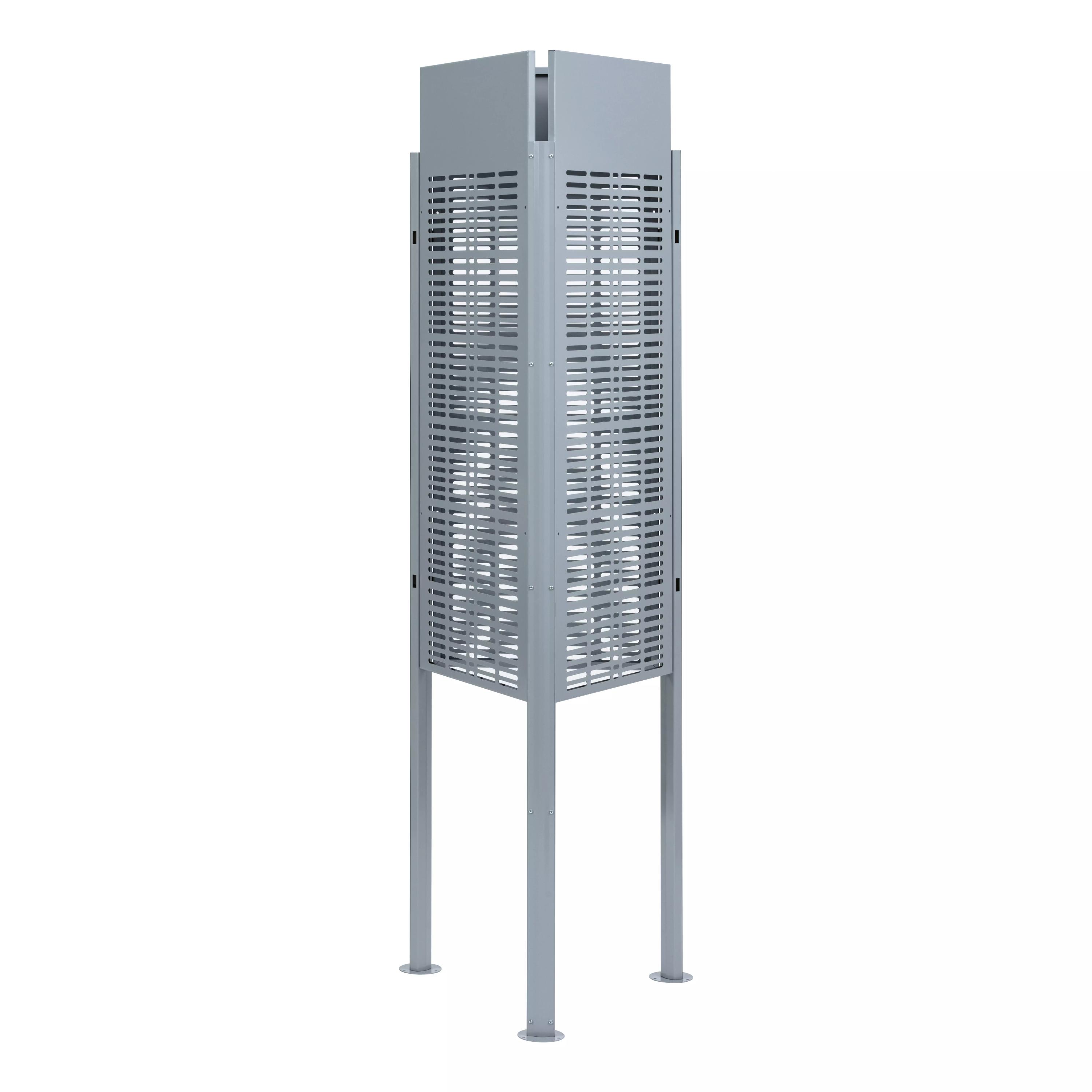 Eine hohe, rechteckige Metallsäule mit einem gitterartigen Muster und drei stabilen Beinen auf weißem Hintergrund.