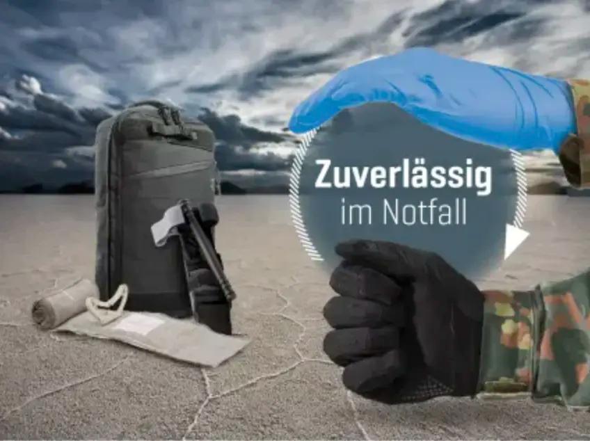 Schwarzer Rucksack, Werkzeug, weiße Rolle und blaue Handschuhe auf Felsen mit Text „Zuverlässig im Notfall“.