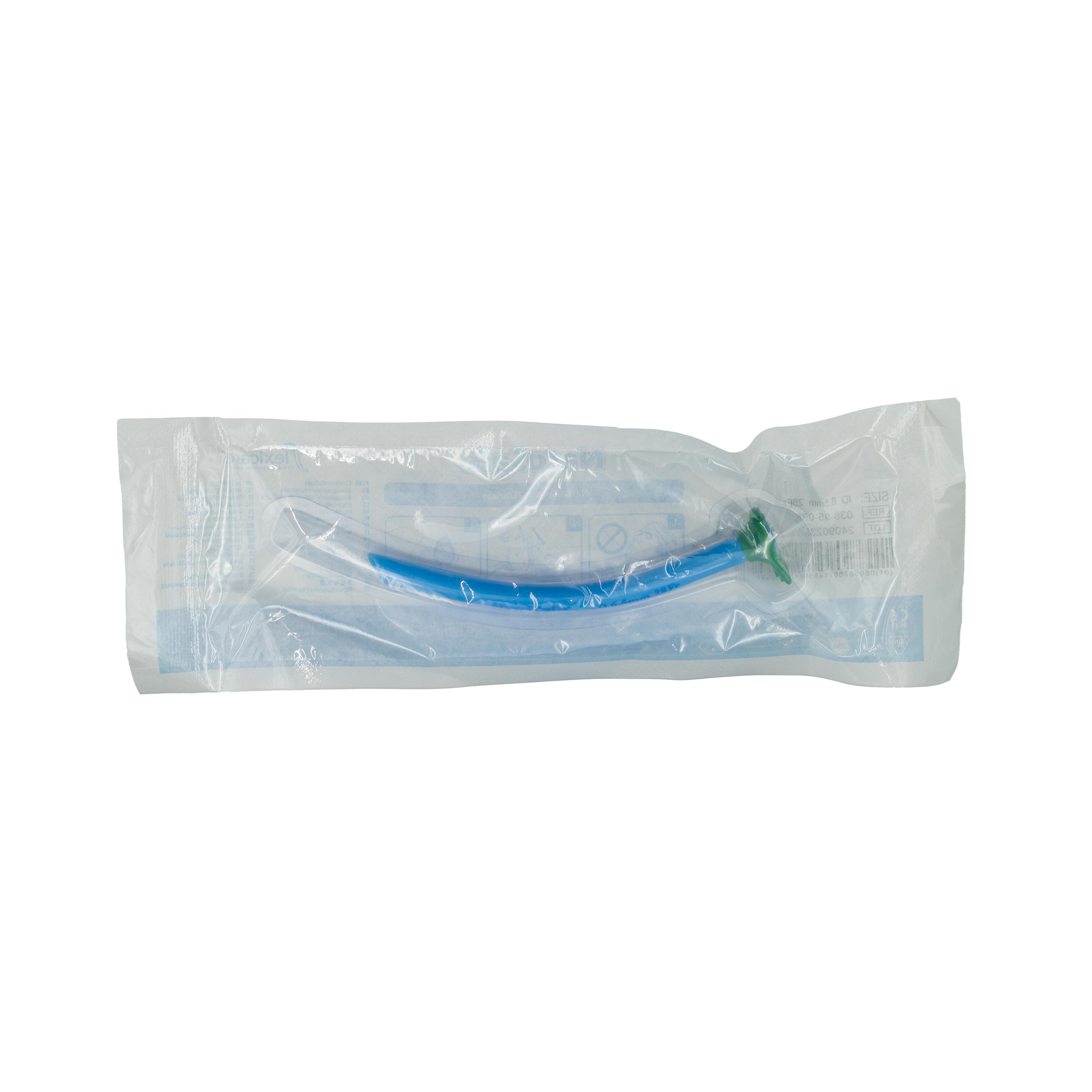 Ein Flexicare NasoSafe® Nasopharyngealtubus nach Wendl - CH 28 mit gebogenem Design und grünem, farbcodiertem Sicherheitsgriff in transparenter Verpackung.